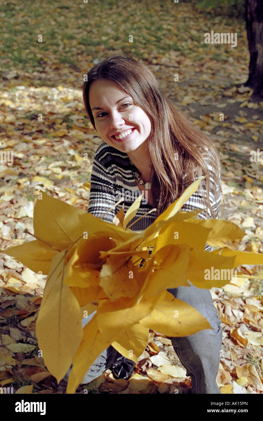 junge Frau mit Bouquet von gelben Blätter Stockfoto