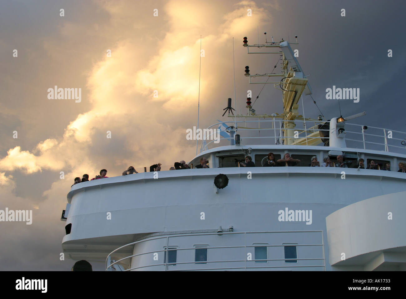 Kreuzfahrt-Passagiere auf einem Schiffe Brücke den Sonnenuntergang Stockfoto