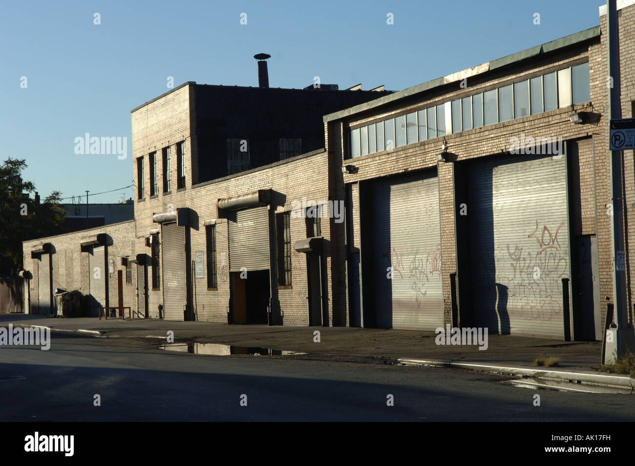 Verlassene Straße mit Lagerhallen im Stadtteil Greenpoint, Brooklyn Stockfoto