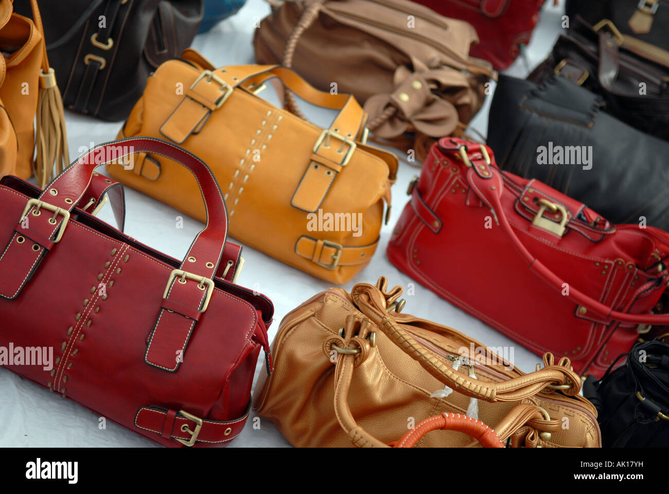 Gefälschte Designer-Handtaschen Stockfoto