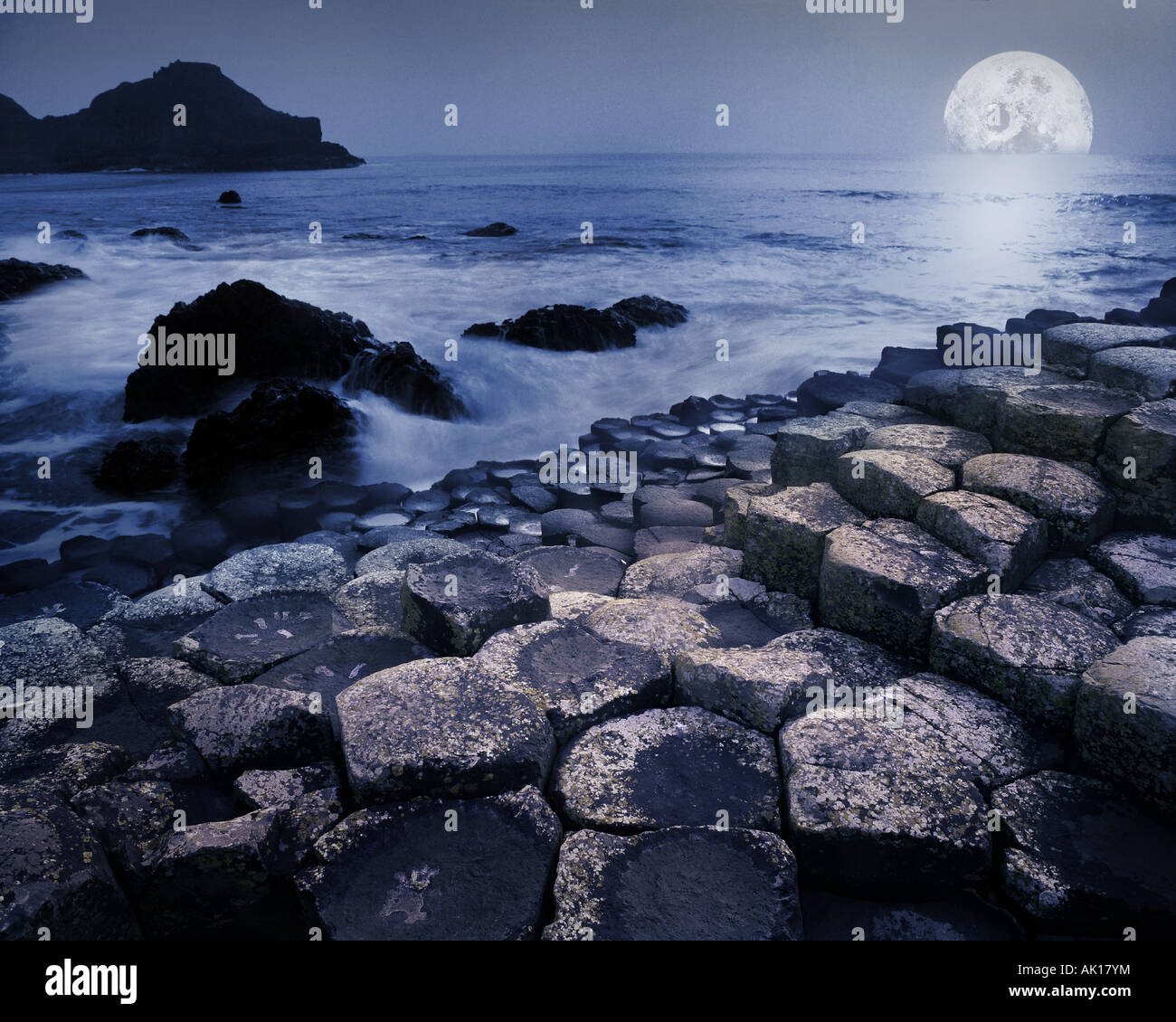 GB - Nordirland: Mond am Giant's Causeway Stockfoto