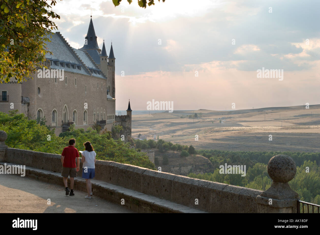 Paar zu Fuß in Richtung der Alcazar in den frühen Abendstunden, Segovia, Castilla y Leon, Spanien Stockfoto