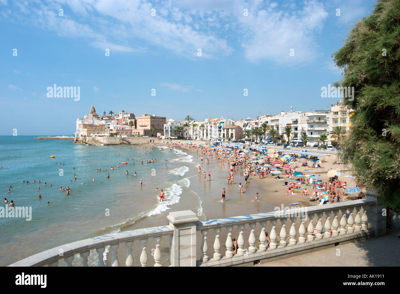 San Sebastian Strand in Sitges, in der Nähe von Barcelona, Costa Dorada (Costa Daurada), Katalonien, Spanien Stockfoto