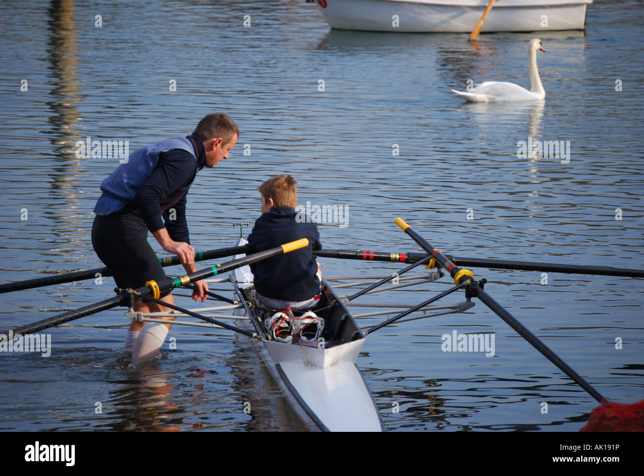 Vater und Sohn mit Ruderboot, Lymington, Hampshire, England, Vereinigtes Königreich Stockfoto