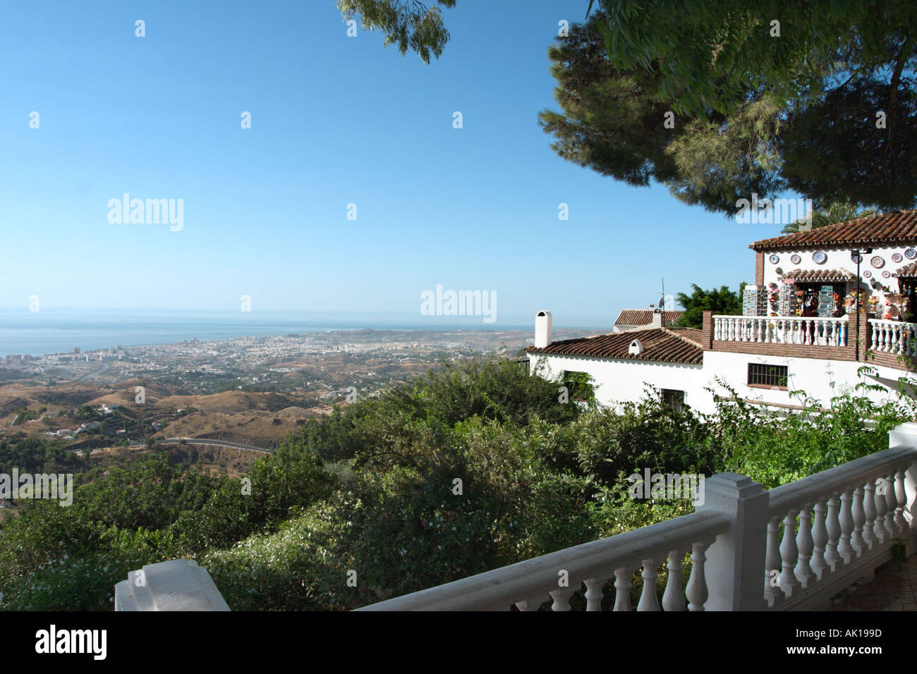 Blick über die Küste von Mirador del Compas, Mijas, Costa Del Sol, Andalusien, Spanien Stockfoto