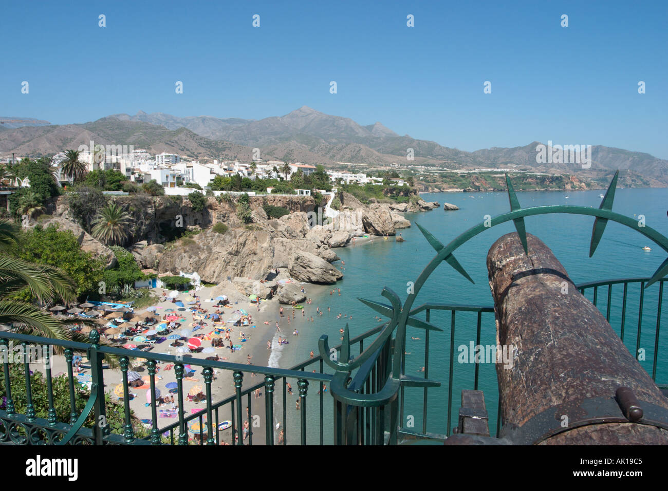 Blick von der Balcón de Europa in der alten Stadt, Nerja, Costa Del Sol, Andalusien, Spanien Stockfoto