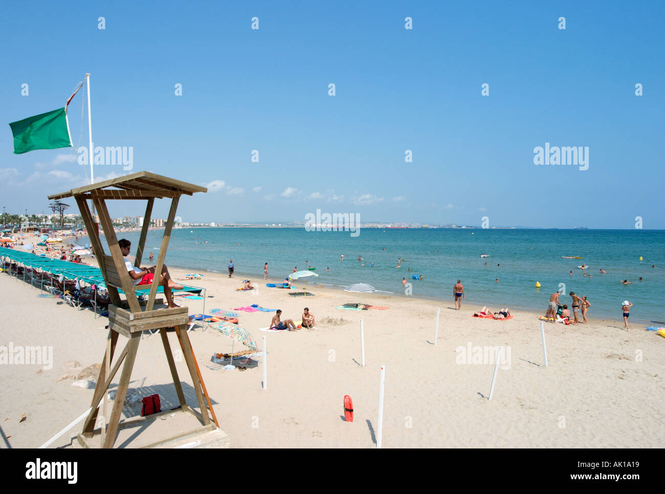 Strand und Promenade in La Pineda, in der Nähe von Salou, Costa Dorada (Costa Daurada), Katalonien, Spanien Stockfoto