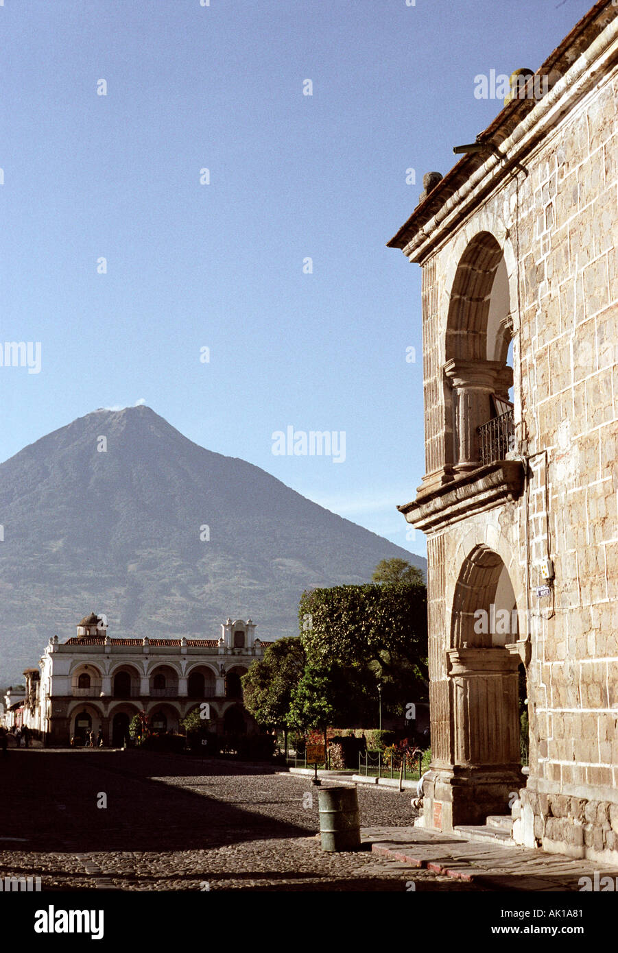 Central Park und die Kathedrale von San Jose Antigua Guatemala mit Vulkan Agua im Hintergrund Stockfoto