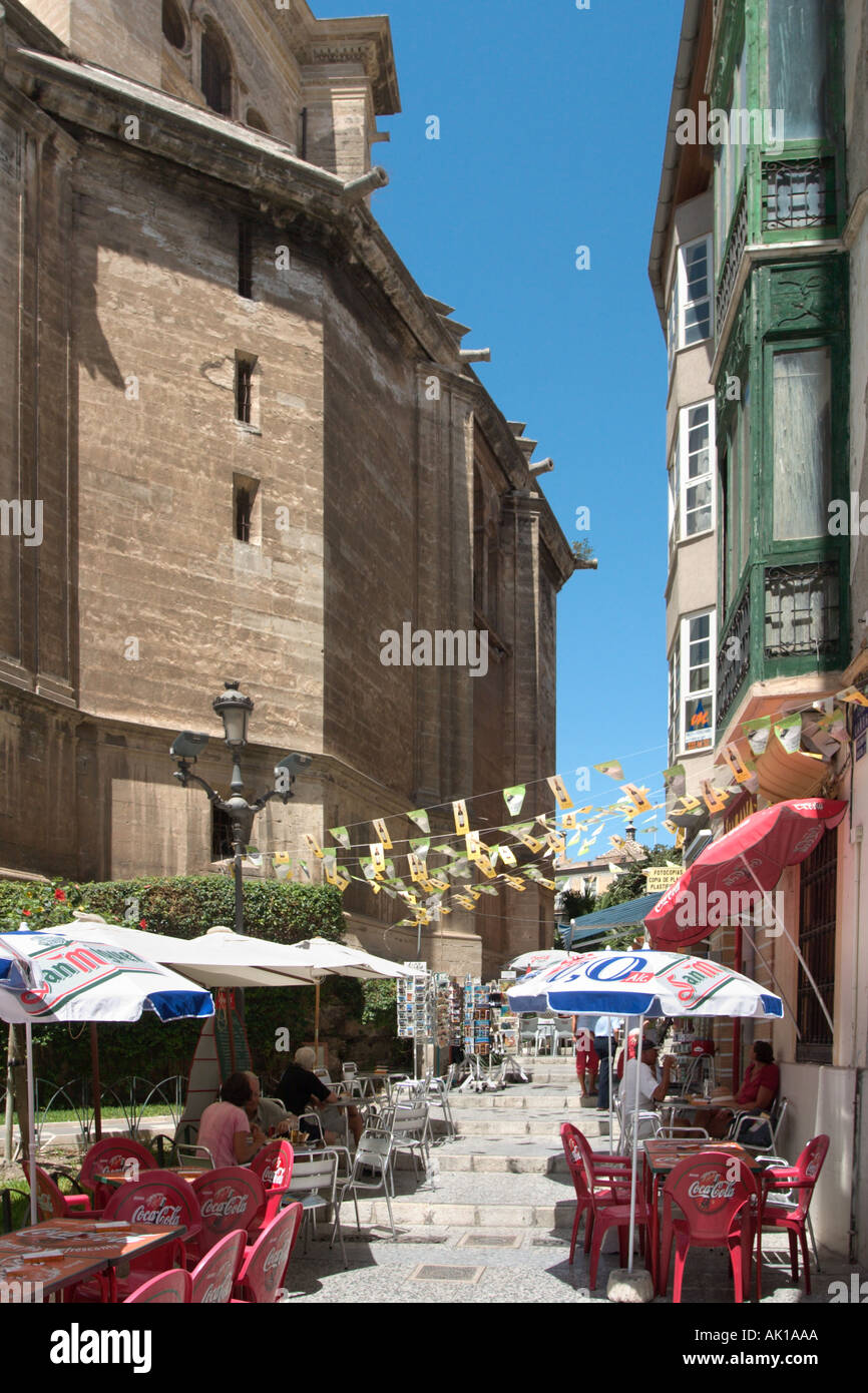 Straßencafé in der Nähe der Kathedrale während der Feria de Málaga (Feria de Agosto) im Casco Antiguo (Old Town), Malaga, Andalusien, Spanien Stockfoto