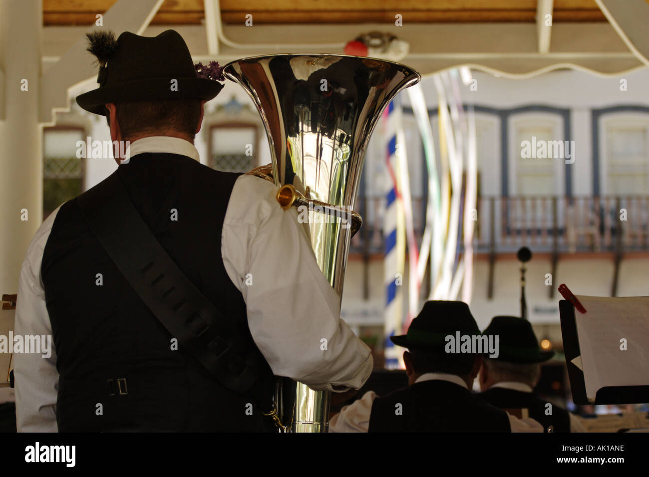 Musiker im bayerischen Kleidung spielt tuba Stockfoto