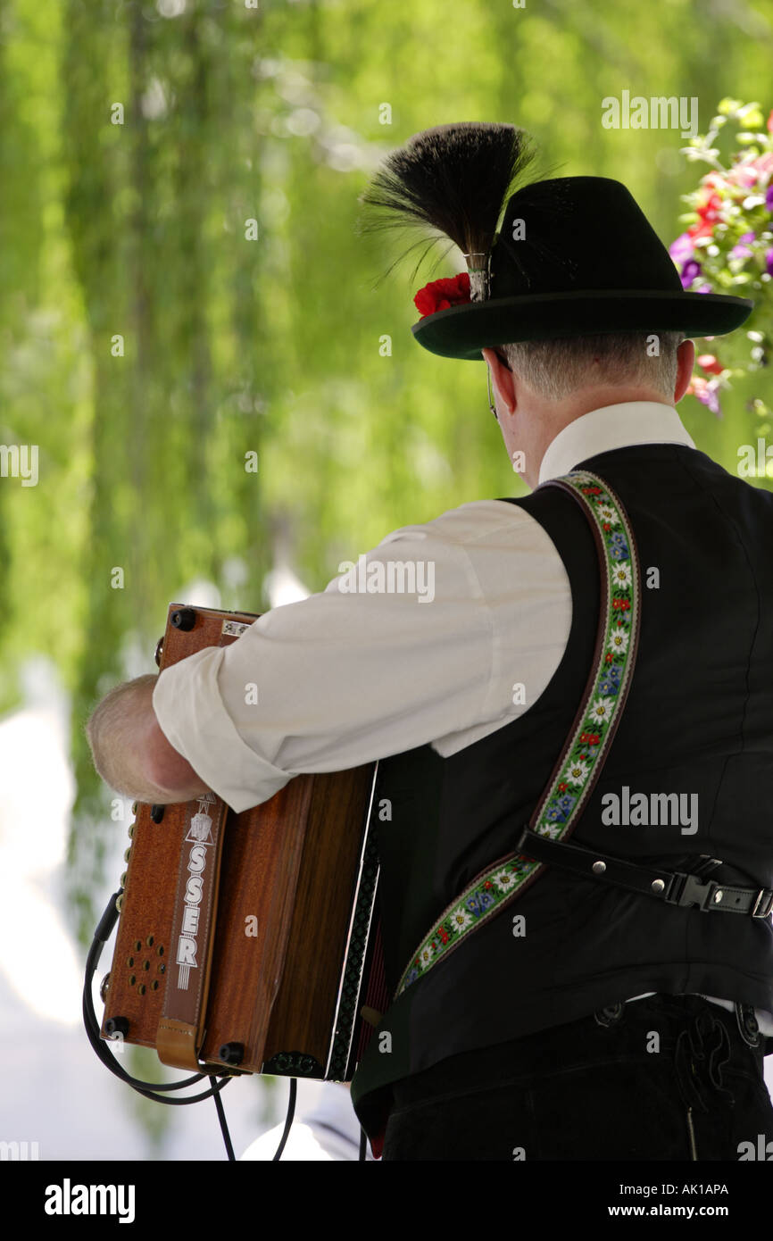 Musiker im bayerischen Kleidung spielt Akkordeon Stockfoto