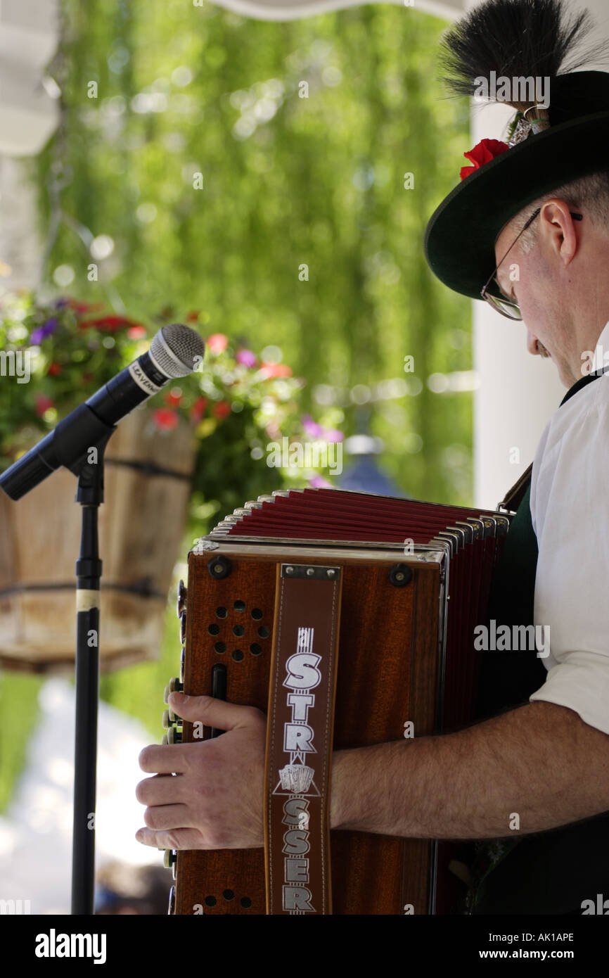 Musiker im bayerischen Kleidung spielt Akkordeon Stockfoto