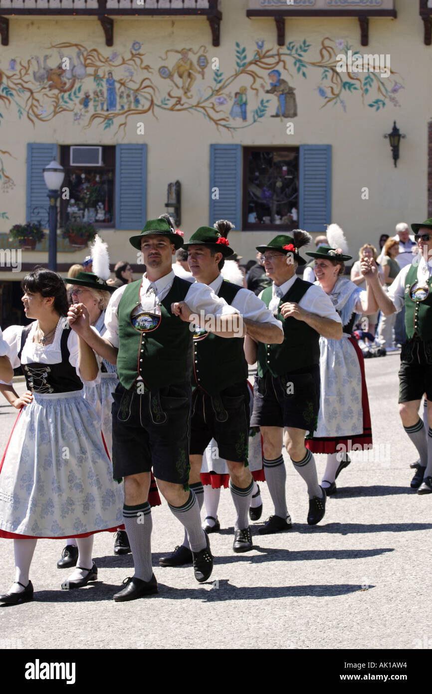 Traditionelle bayerische Tänze, Leavenworth Washington USA Stockfoto
