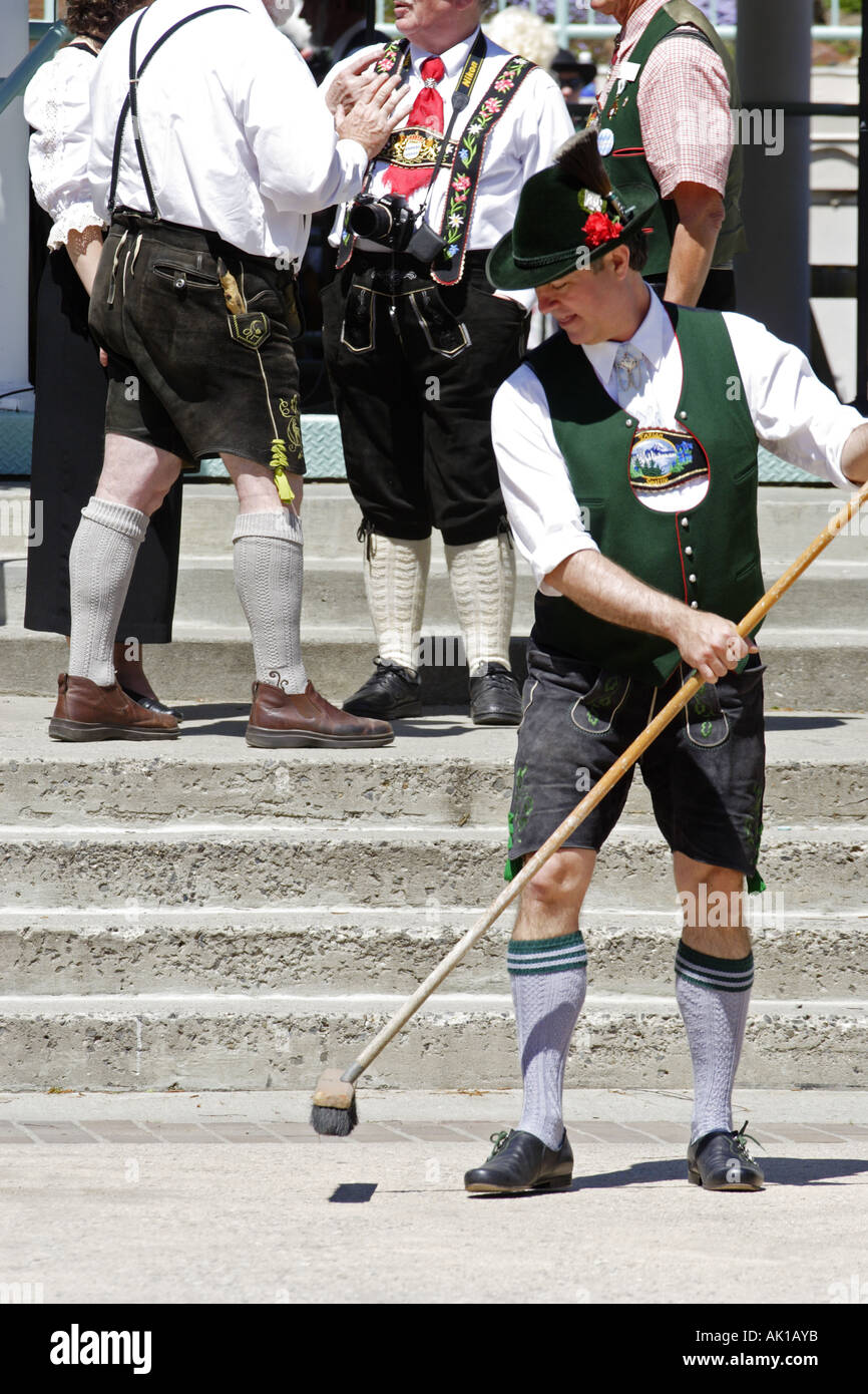 Mann im bayerischen Kleidung Reinigung Street, Leavenworth Washington USA Stockfoto
