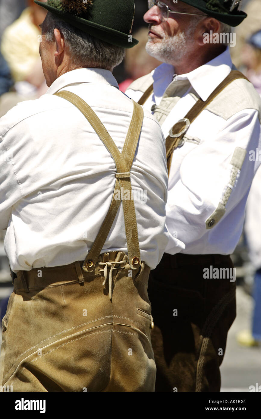 Männer, gekleidet in traditionellen bayerischen Outfit, Leavenworth Washington USA Stockfoto