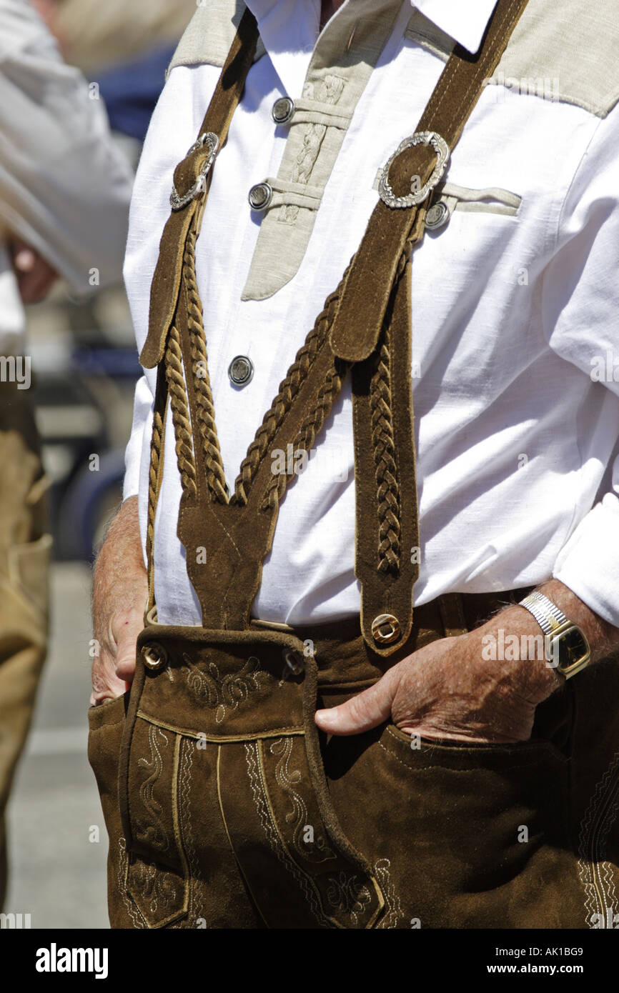 Mann gekleidet in traditionellen bayerischen outfit Stockfoto