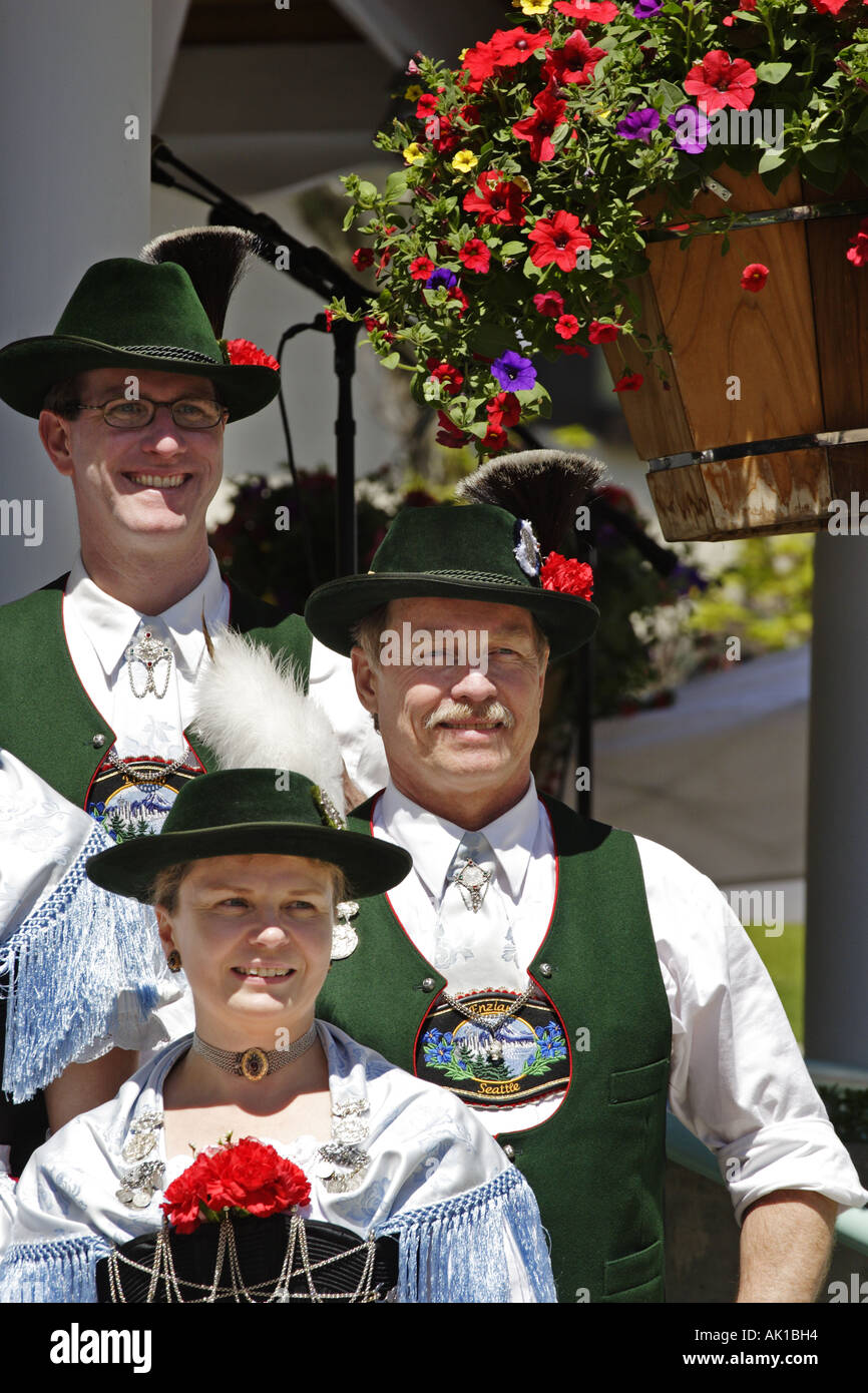 Männer und eine Frau, gekleidet in traditionellen bayerischen Outfit, Leavenworth Washington USA Stockfoto