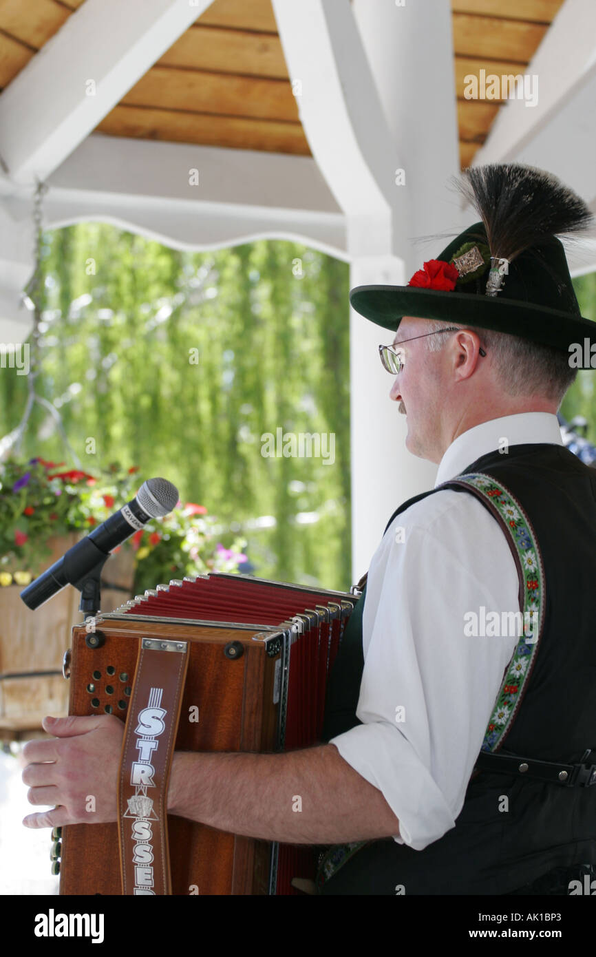 Musiker im bayerischen Kleidung spielt Akkordeon Stockfoto