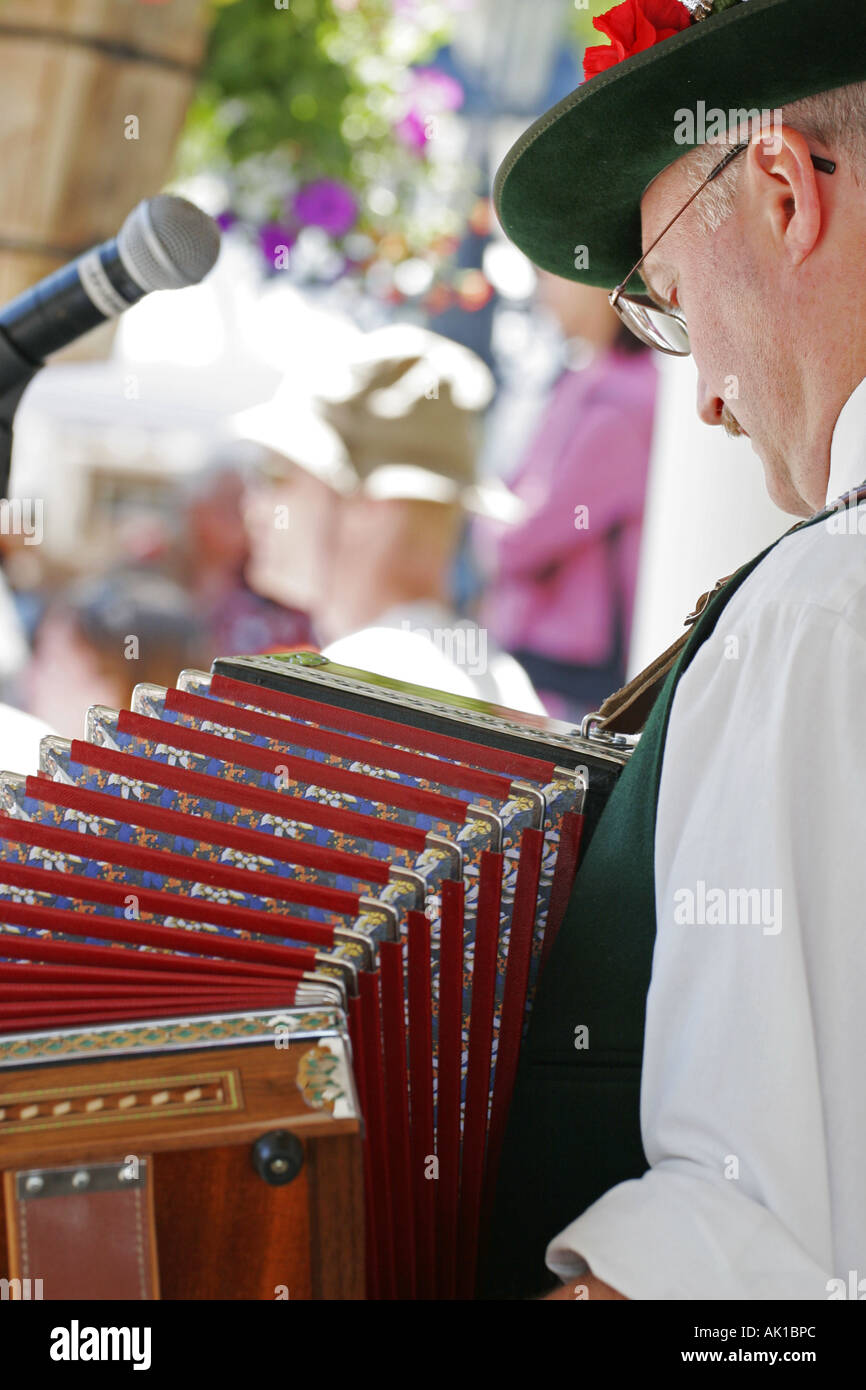 Musiker im bayerischen Kleidung spielt Akkordeon Stockfoto