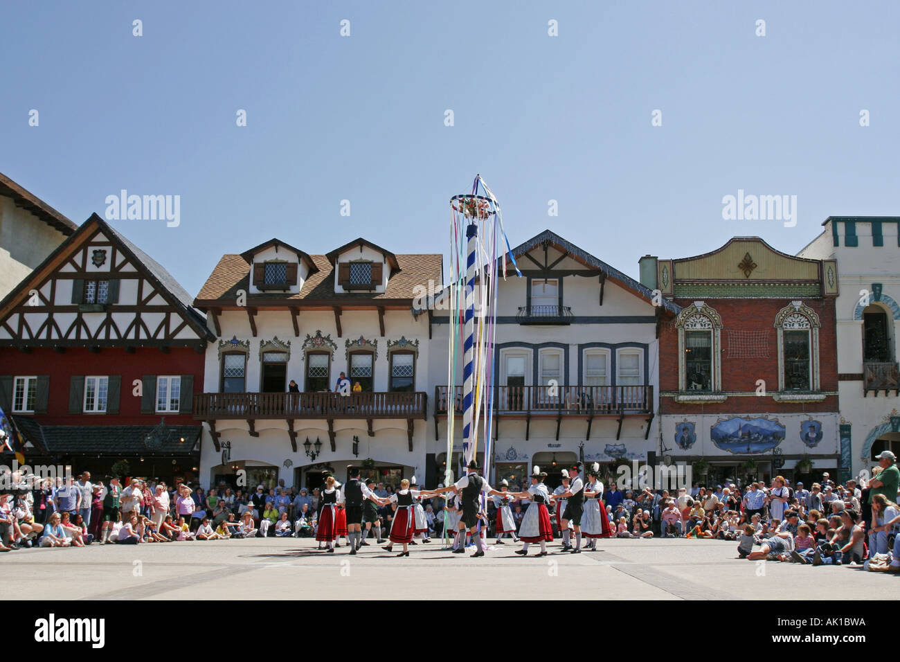Traditionelle Maibaum Tanz, Leavenworth Washington USA Stockfoto