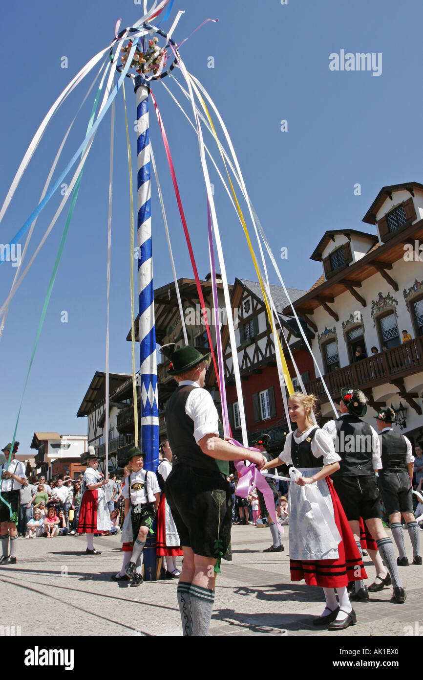 Traditionelle Maibaum Tanz, Leavenworth Washington USA Stockfoto