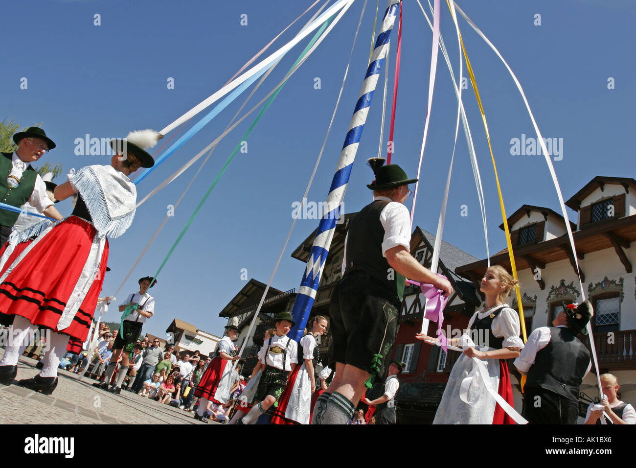 Traditionelle Maibaum Tanz, Leavenworth Washington USA Stockfoto
