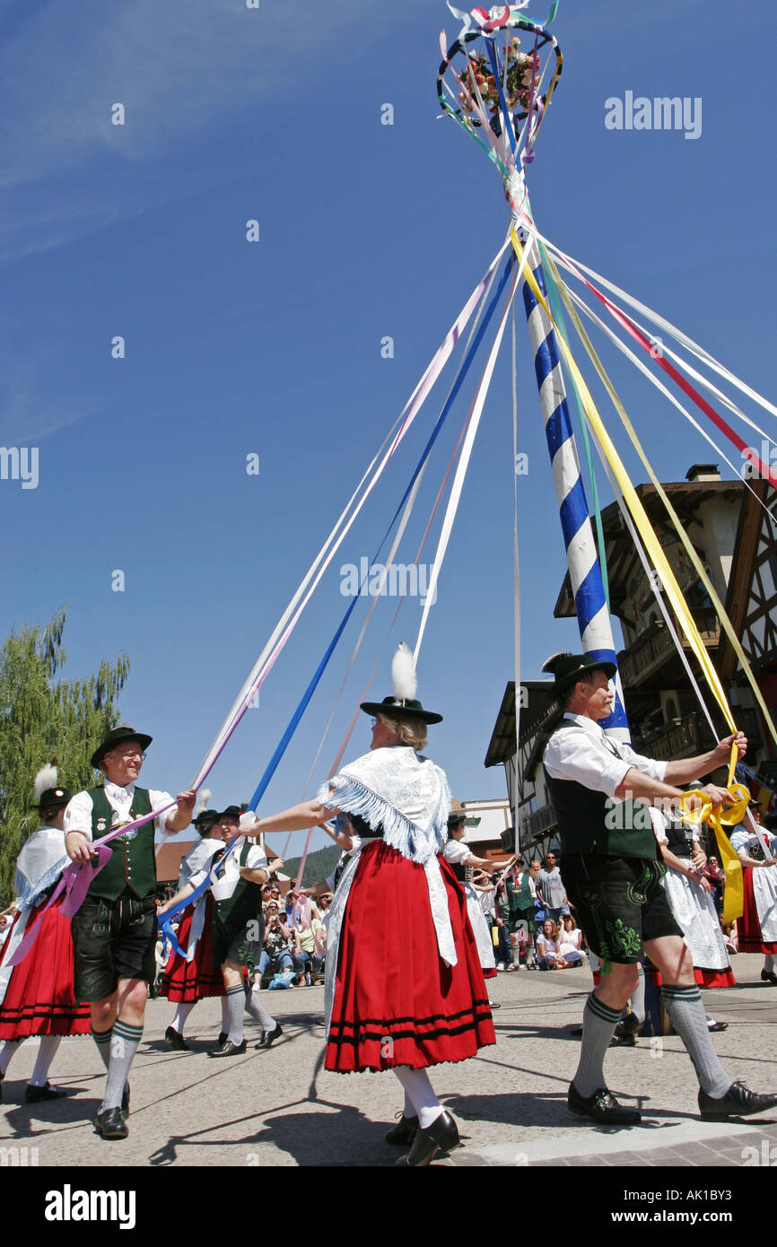 Traditionelle Maibaum Tanz, Leavenworth Washington USA Stockfoto