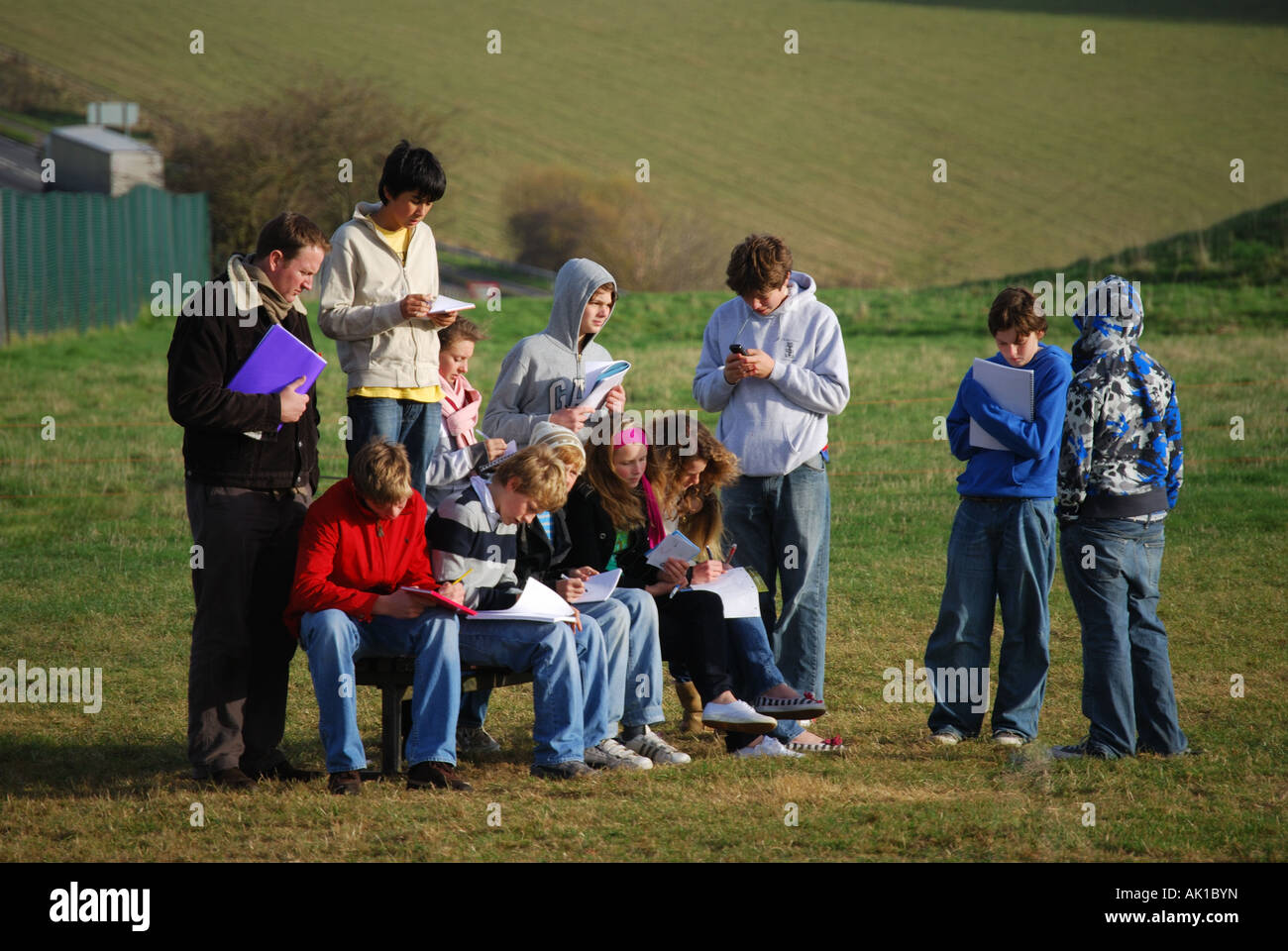 Schule Gruppe Ausflug, Stonehenge, Salisbury Plain, Wiltshire, England, Vereinigtes Königreich Stockfoto