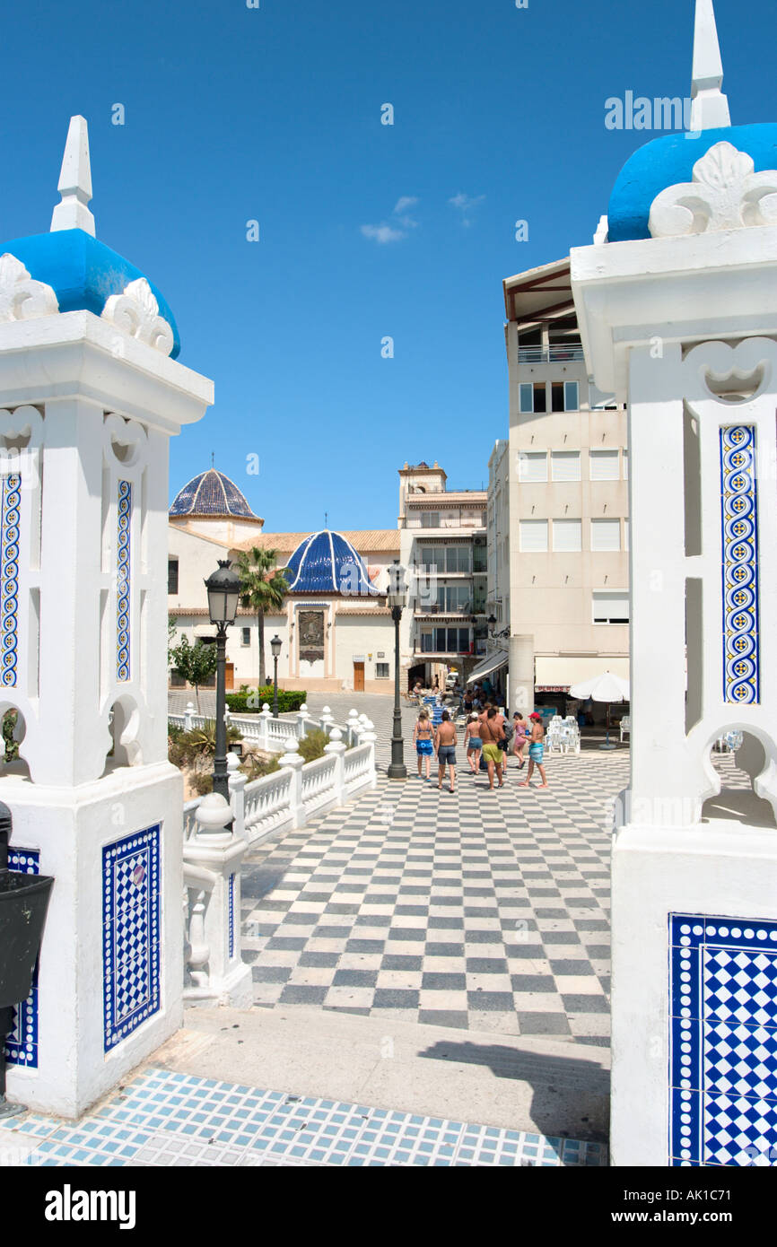 Terrasse mit Blick auf die Strände in der Altstadt, Benidorm, Costa Blanca, Spanien Stockfoto