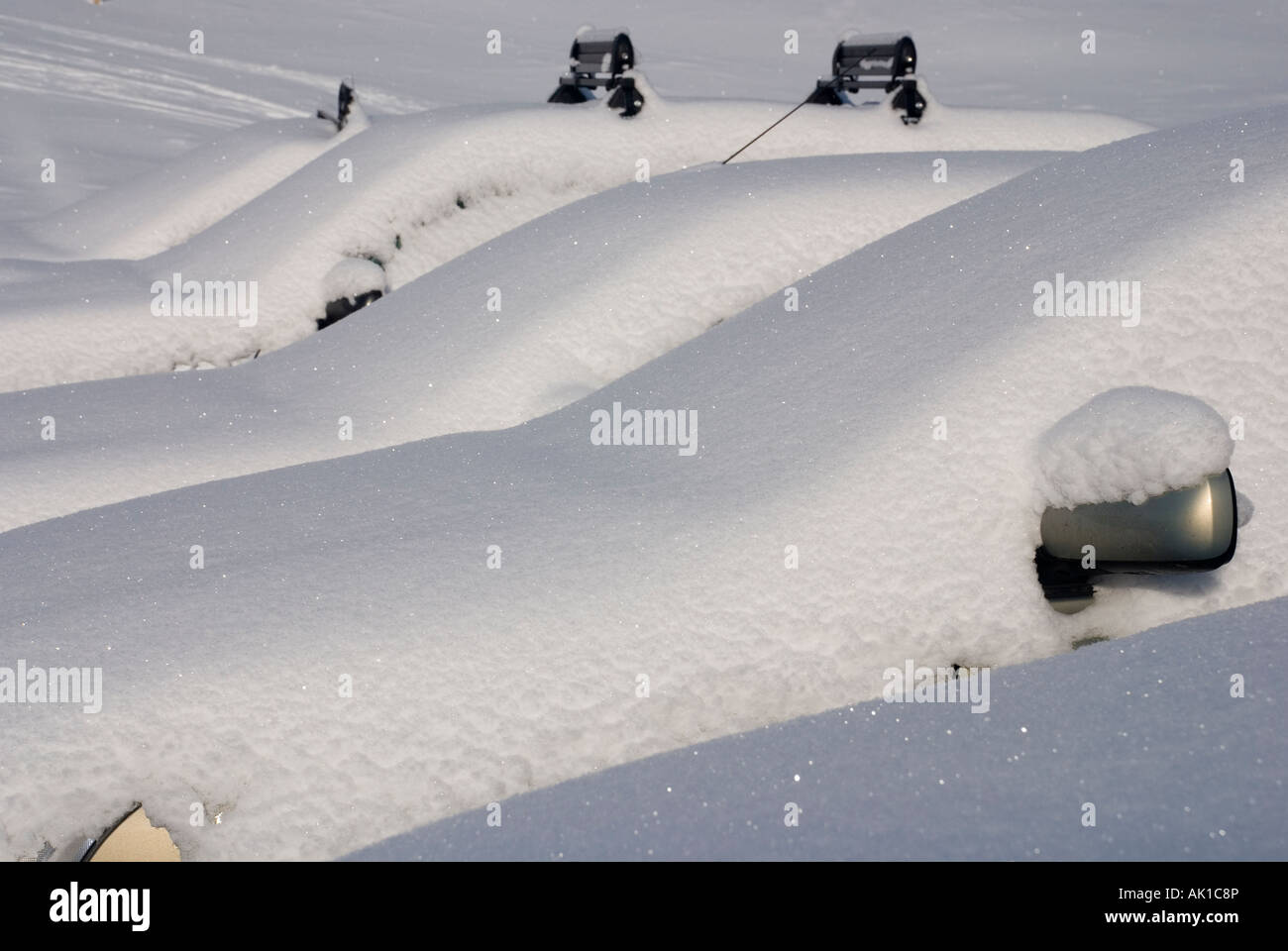 Frischen weißer Schnee Linien eine Reihe von Autos Stockfoto