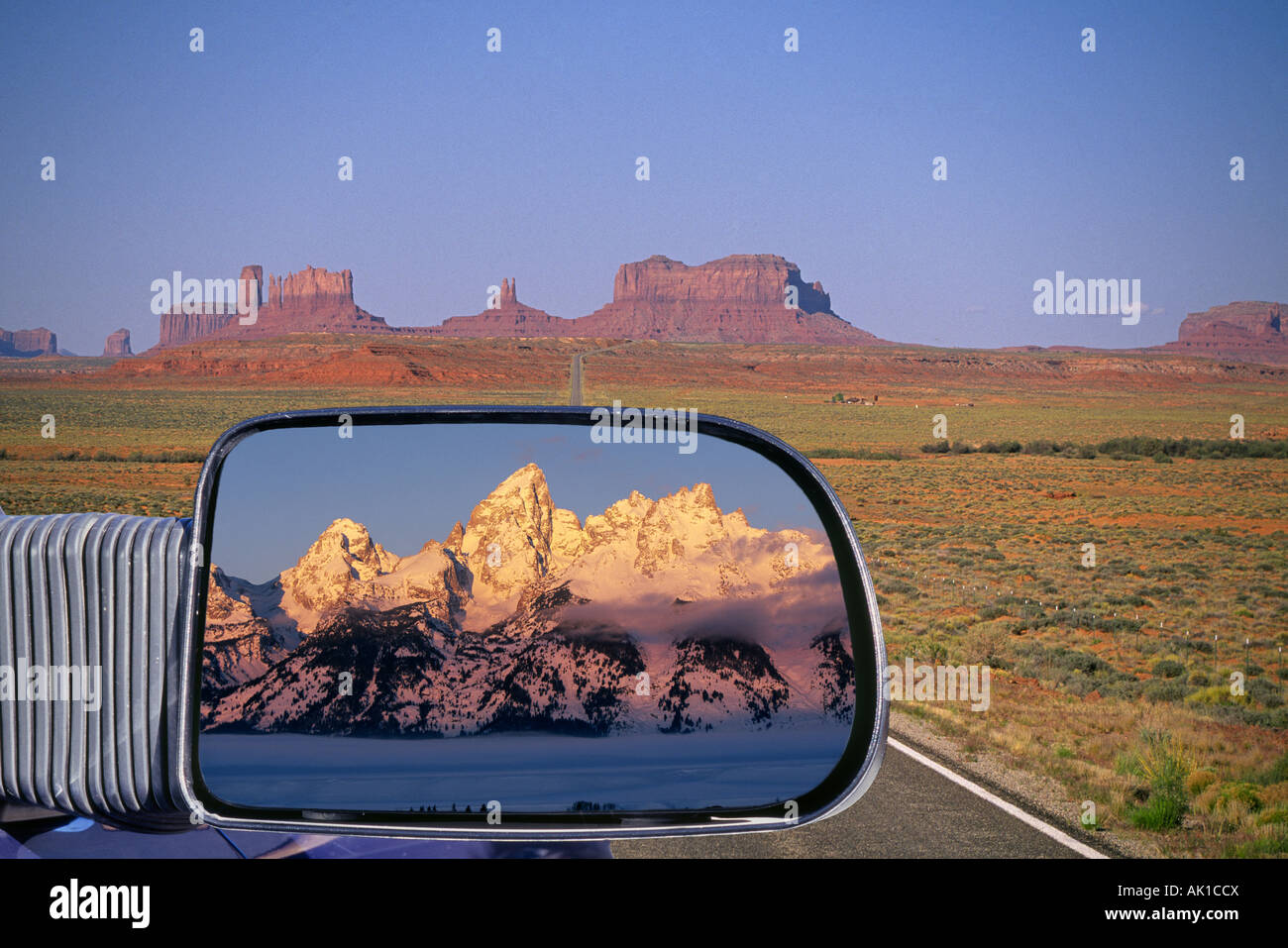 Die Straße führt in Monument Valley mit einem eisigen Blick auf die Grand Teton Berge in Grand Teton Nationalpark Stockfoto