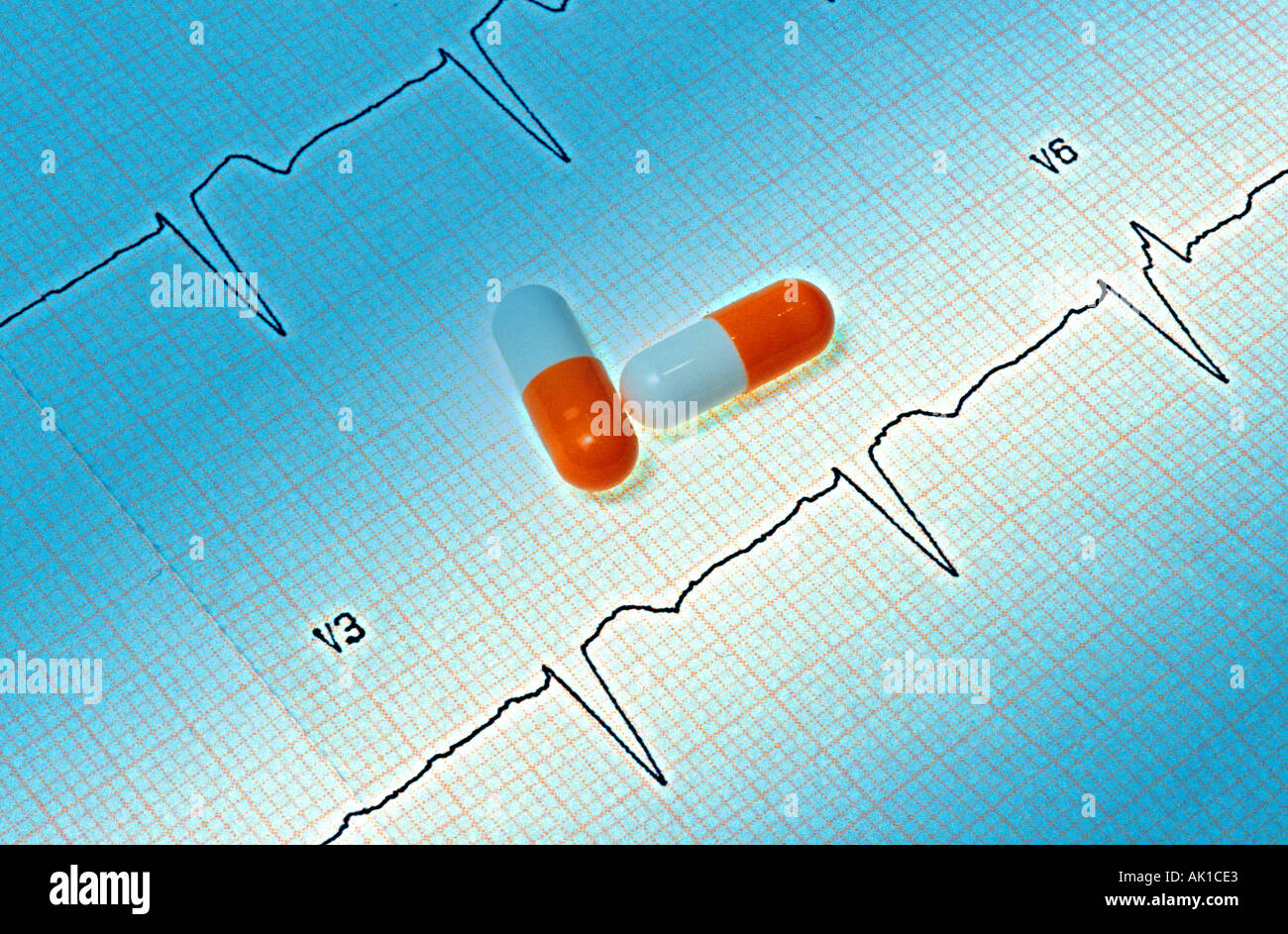 Zwei Kapseln auf eine EKG-Anzeige einer Herzinsuffizienz Stockfoto