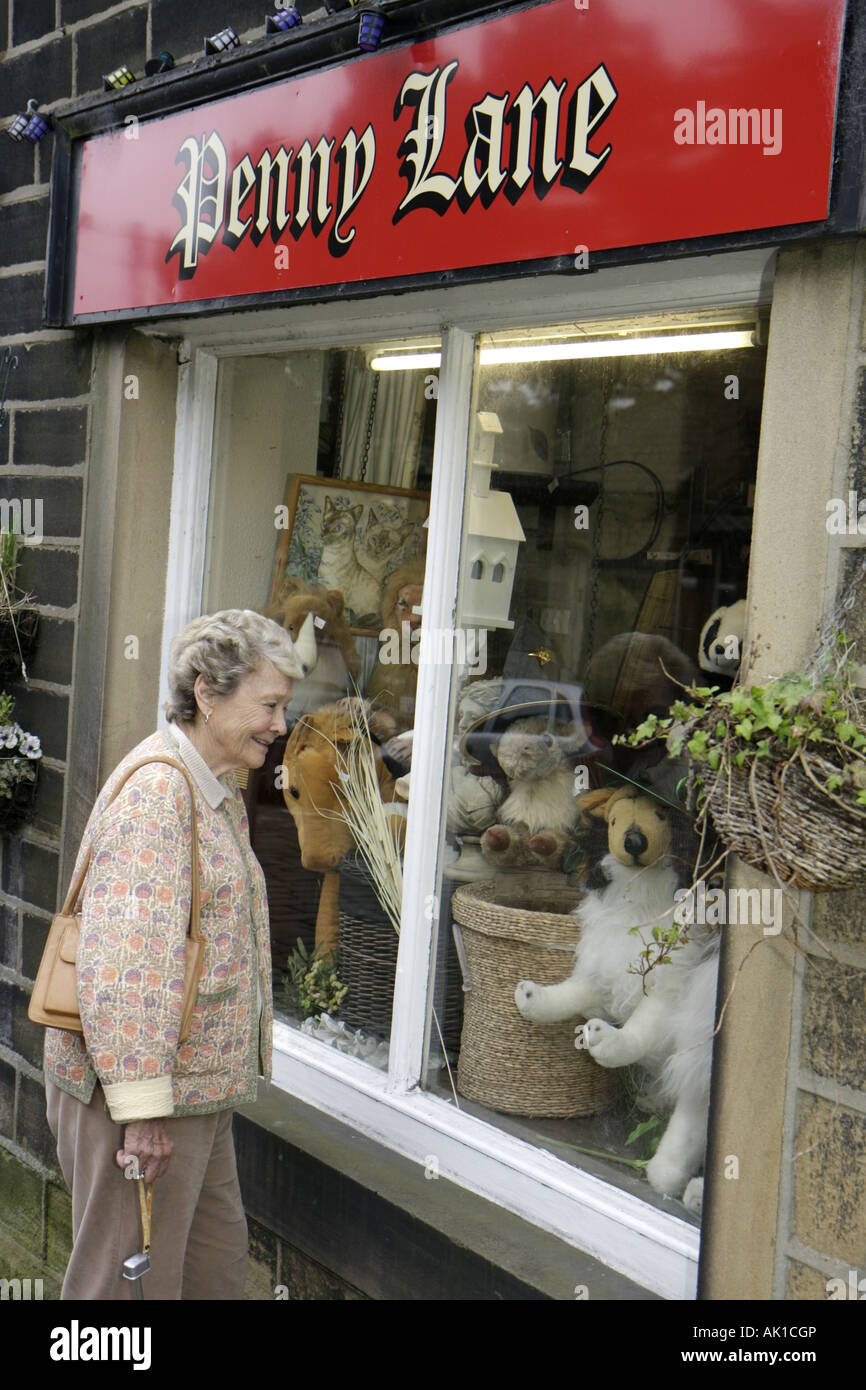 UK England North Yorkshire, Haworth, Main Street, Penny Lane Souvenirladen Senioren Bürger, Frau Frauen, Fenster, UK071014005 Stockfoto