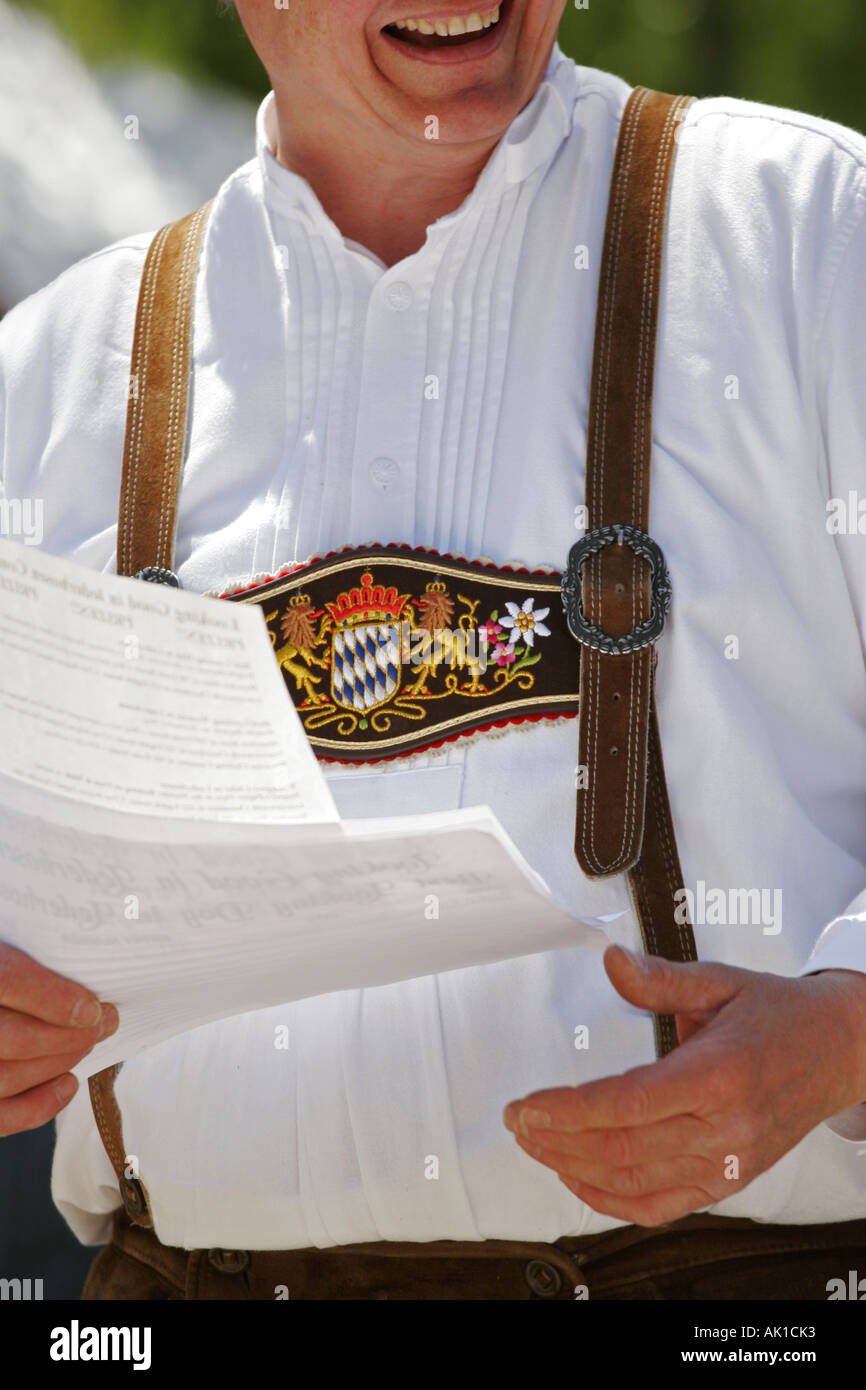 Mann gekleidet in traditionellen bayerischen outfit Stockfoto
