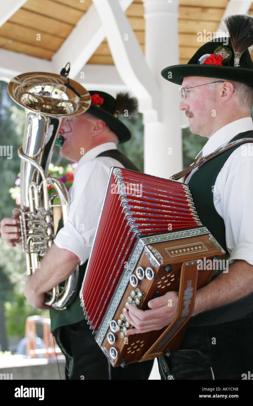 Musiker im bayerischen Kleidung Stockfoto