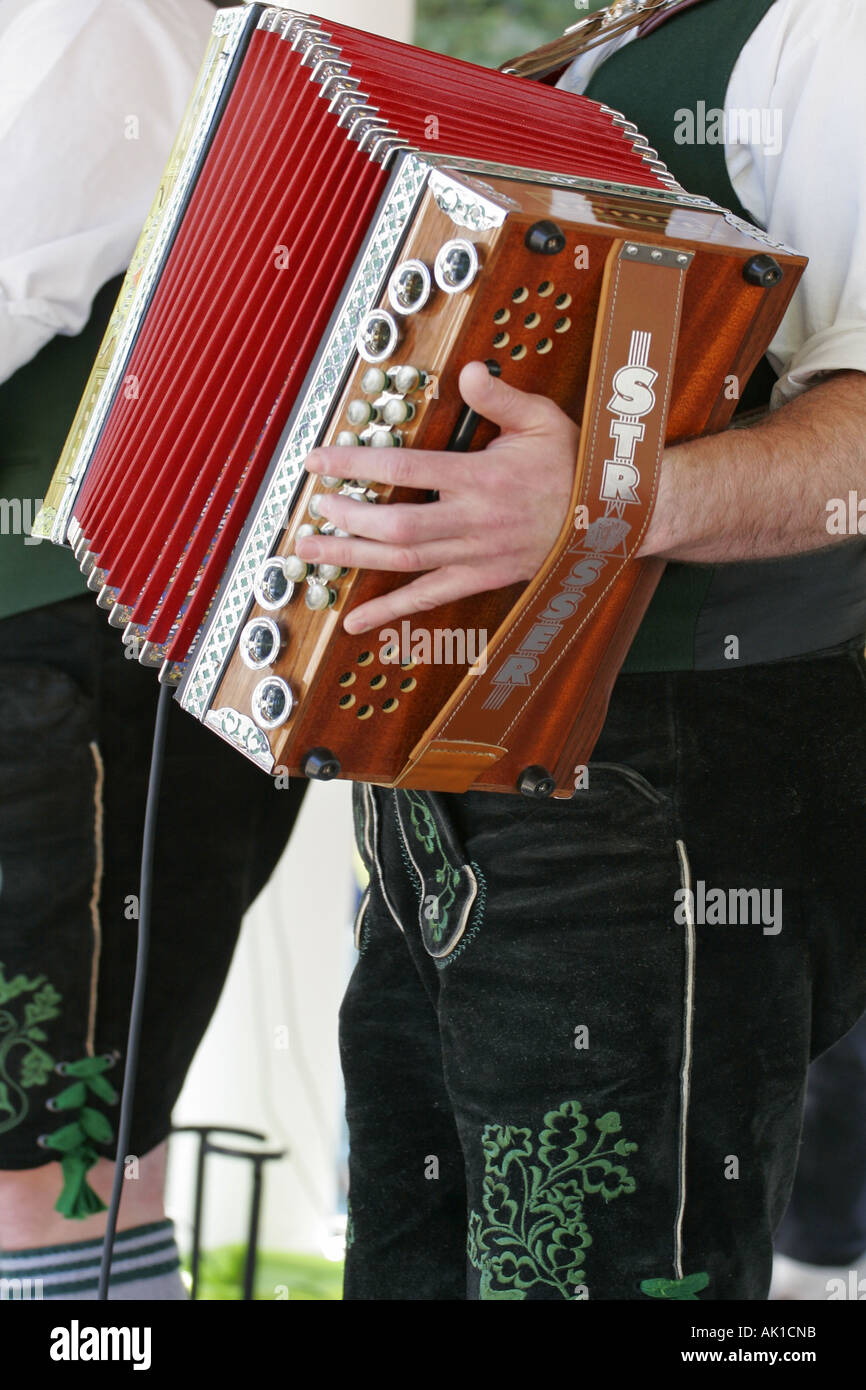 Musiker im bayerischen Kleidung spielt Akkordeon Stockfoto