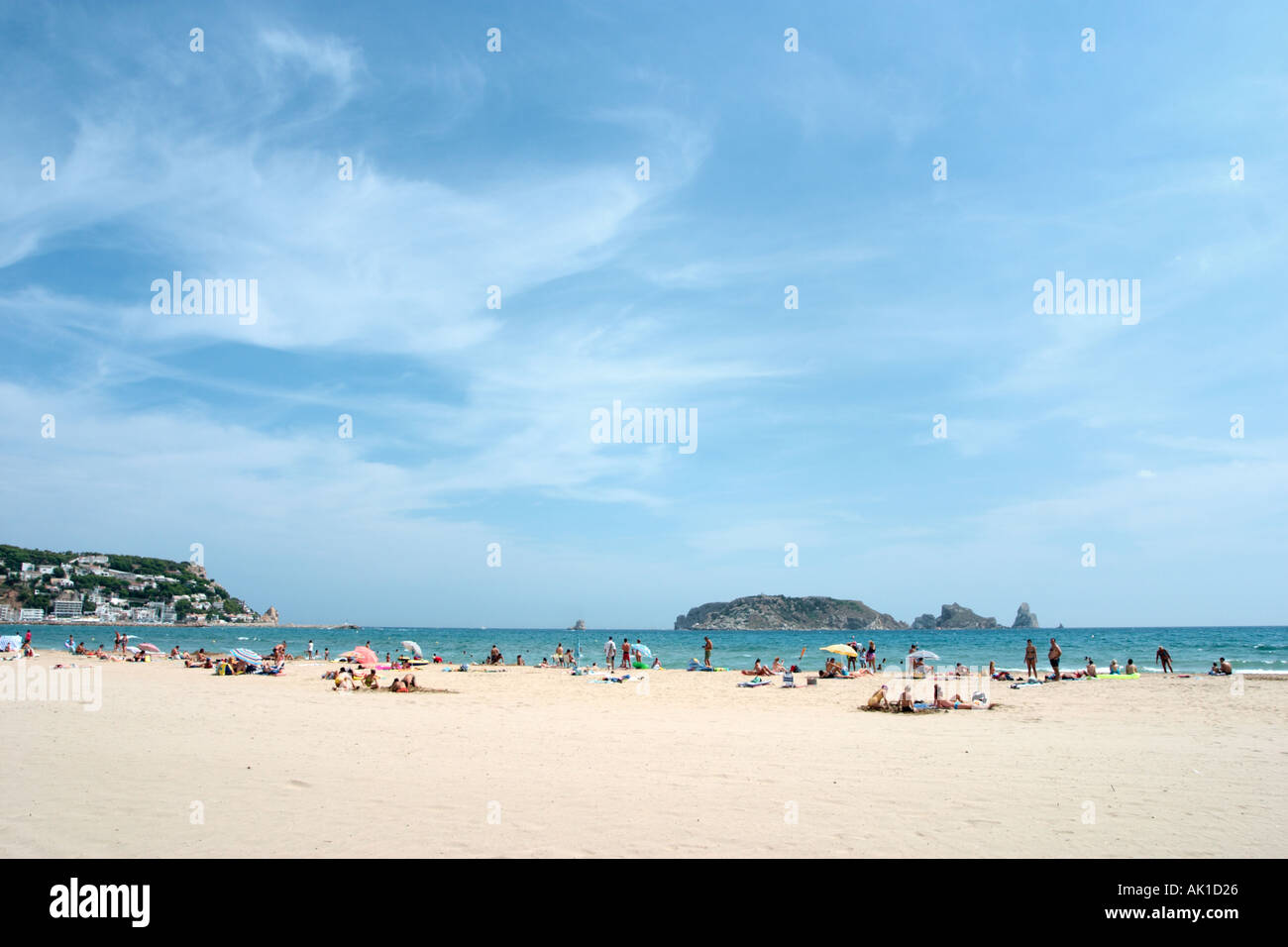 Strand in l ' Estartit mit Iles Medes in der Ferne, Costa Brava, Katalonien, Spanien Stockfoto