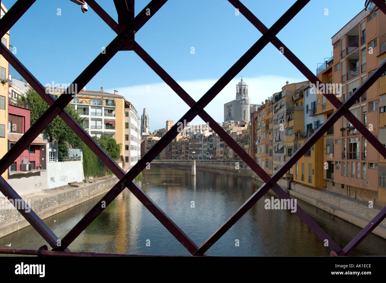 Fluss Onyar von Pont de Sant Agusti, Altstadt, Girona (Gerona), Katalonien, Spanien Stockfoto