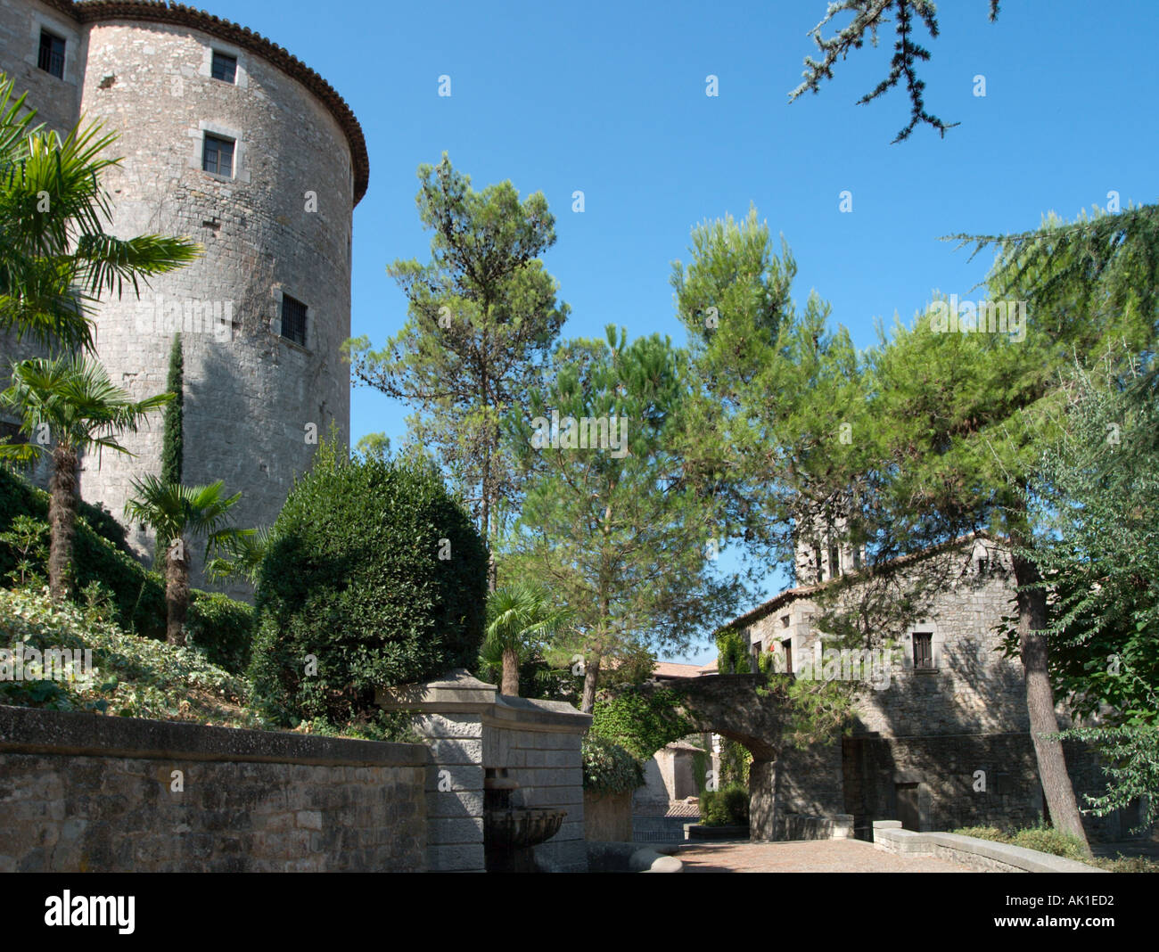 Gärten und Weg rund um die Kathedrale und Wände, Passeig Arqueologic, Altstadt, Girona (Gerona), Katalonien, Spanien Stockfoto