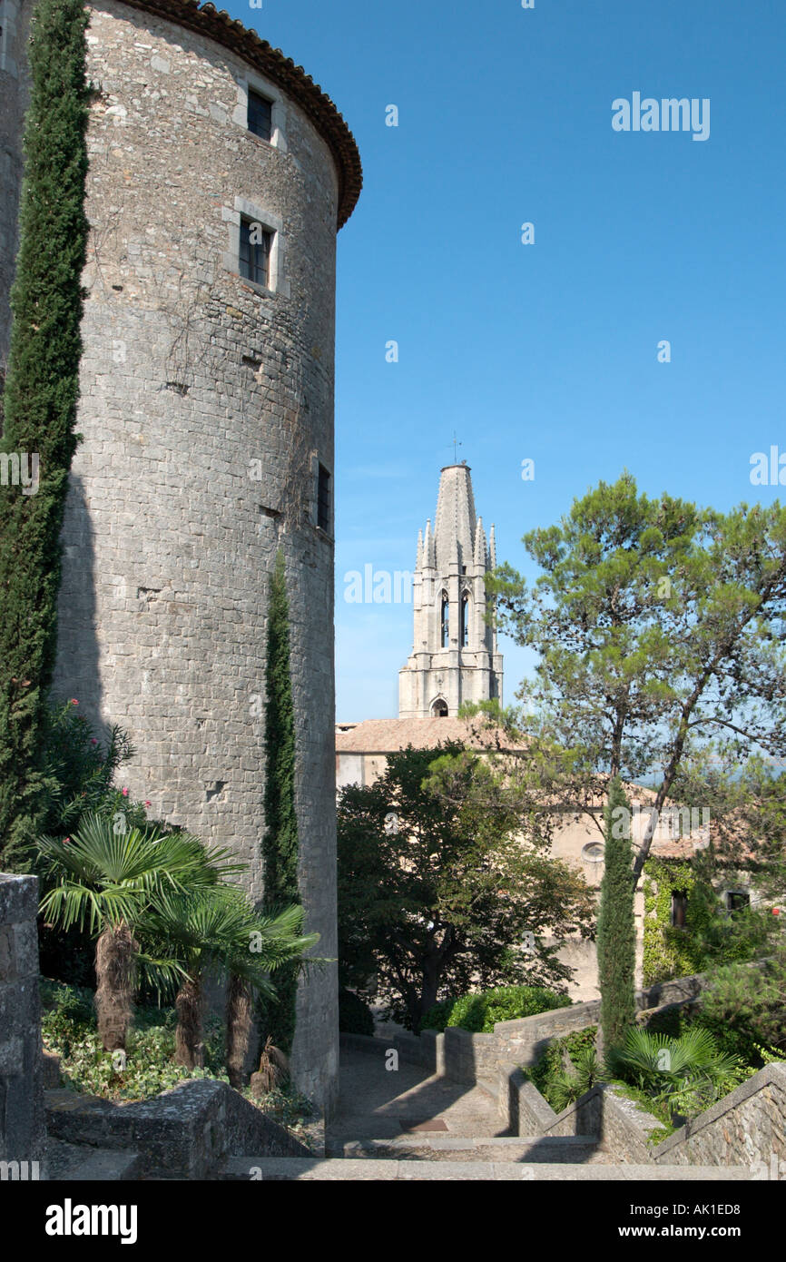 Kirche von Sant Feliu aus Pfad rund um die Kathedrale und alten Stadtmauern, Passeig Arqueologic, Girona (Gerona), Katalonien, Spanien Stockfoto