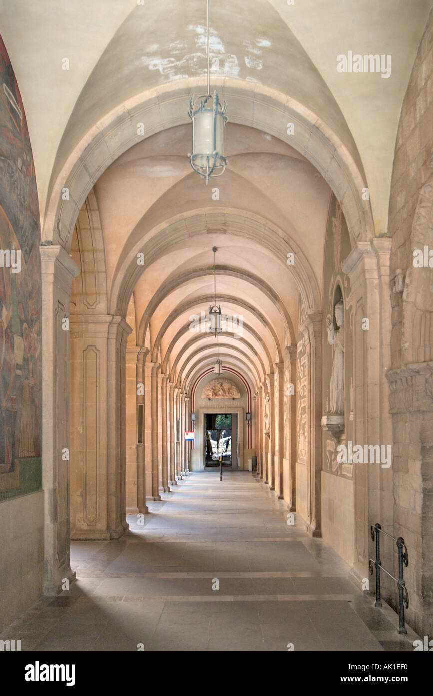 Klöster rund um den Hof der Basilika, Kloster von Montserrat, Katalonien, Spanien Stockfoto