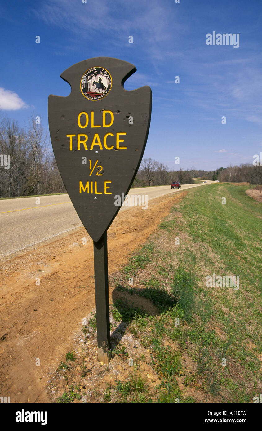 Ein Nationalpark-Service-Zeichen entlang der Natchez Trace Parkway in Mississippi leitet Autofahrer zu einem Abschnitt der noch sichtbaren Stockfoto