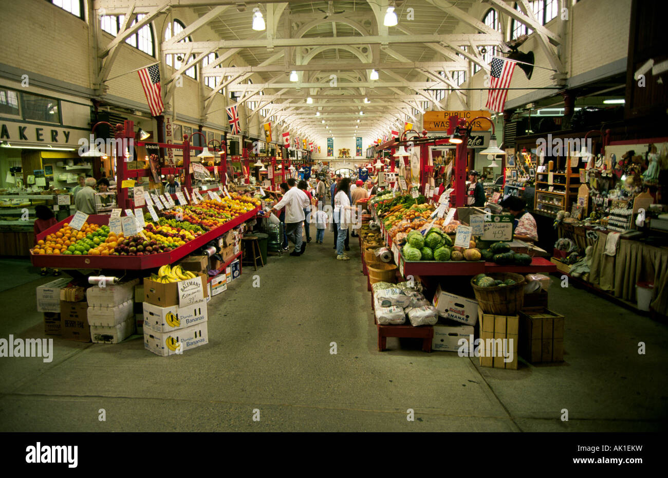 Ein großer offener Markt in die Stadt des Heiligen Johannes verkauft alles von frischem Gartengemüse, Töpfe und Pfannen Stockfoto