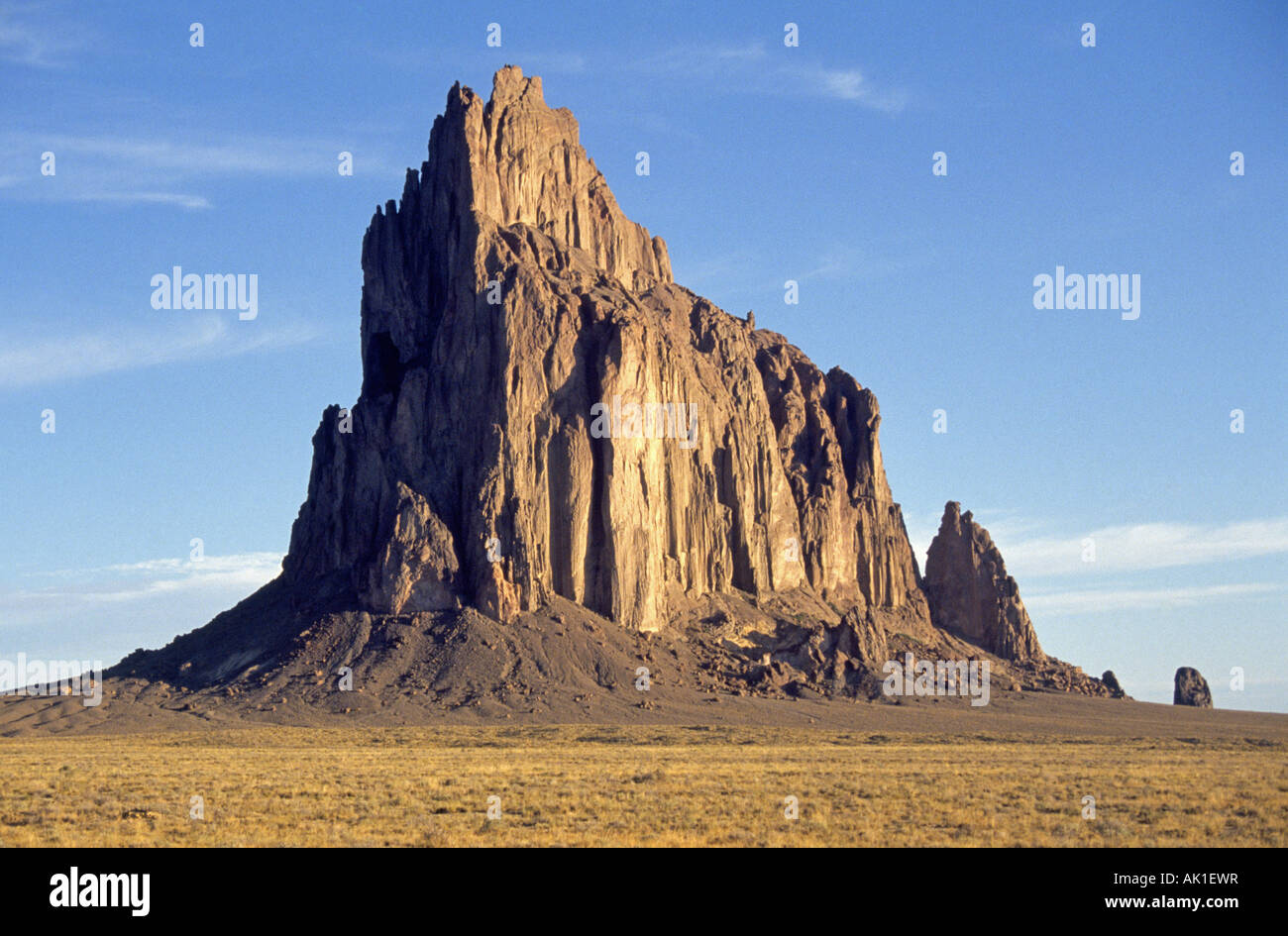 Eine Ansicht der Shiprock einen massiven Auftrieb im Norden von New Mexico Stockfoto