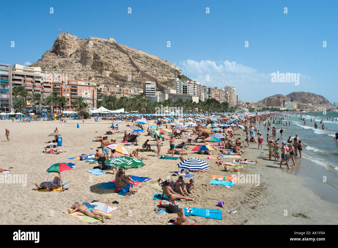 Playa del Postiguet mit der Castilla de Santa Barbara hinter, Stadtzentrum, Alicante Costa Blanca, Spanien Stockfoto