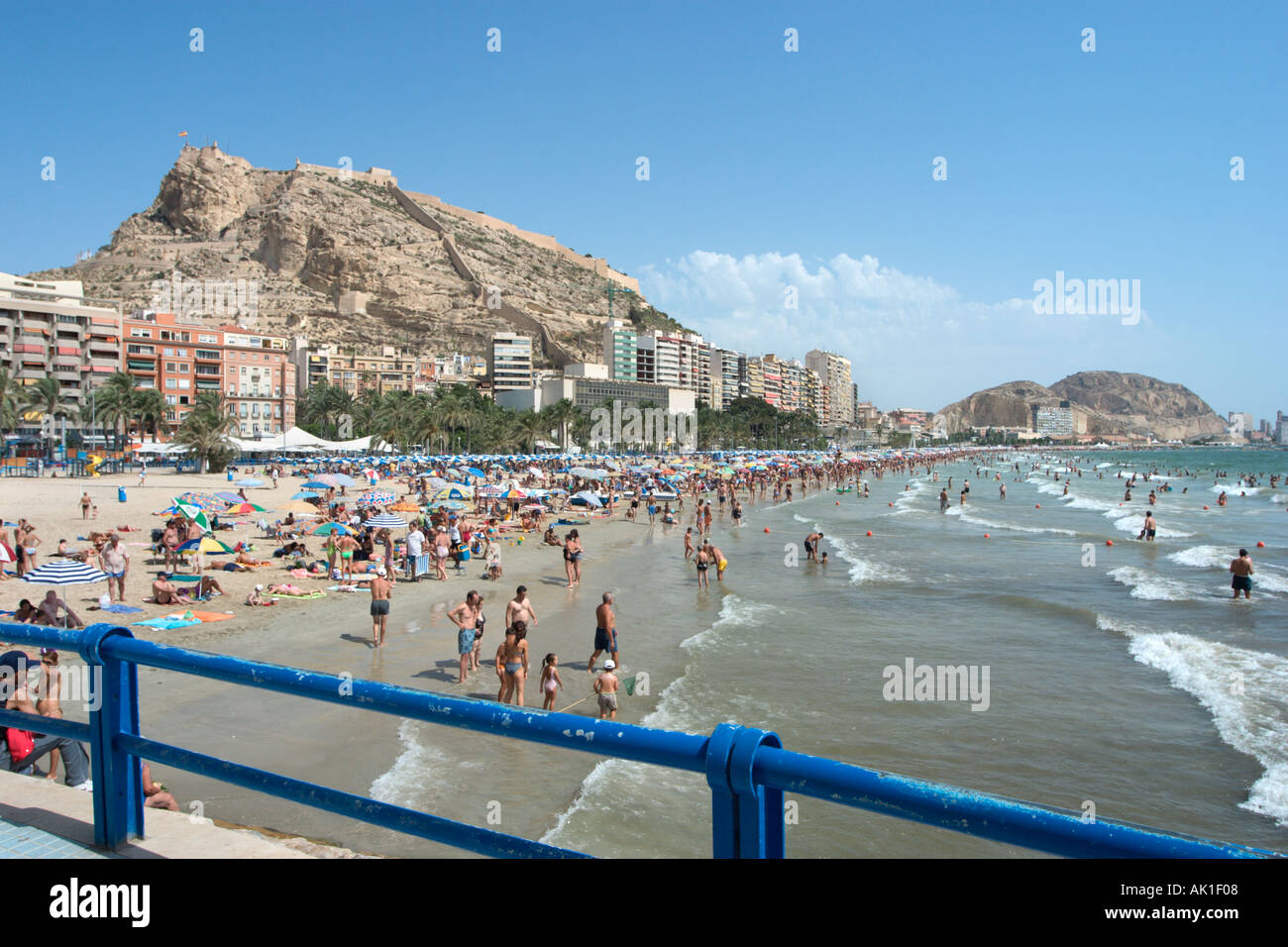 Playa del Postiguet mit der Castilla de Santa Barbara hinter, Stadtzentrum, Alicante Costa Blanca, Spanien Stockfoto