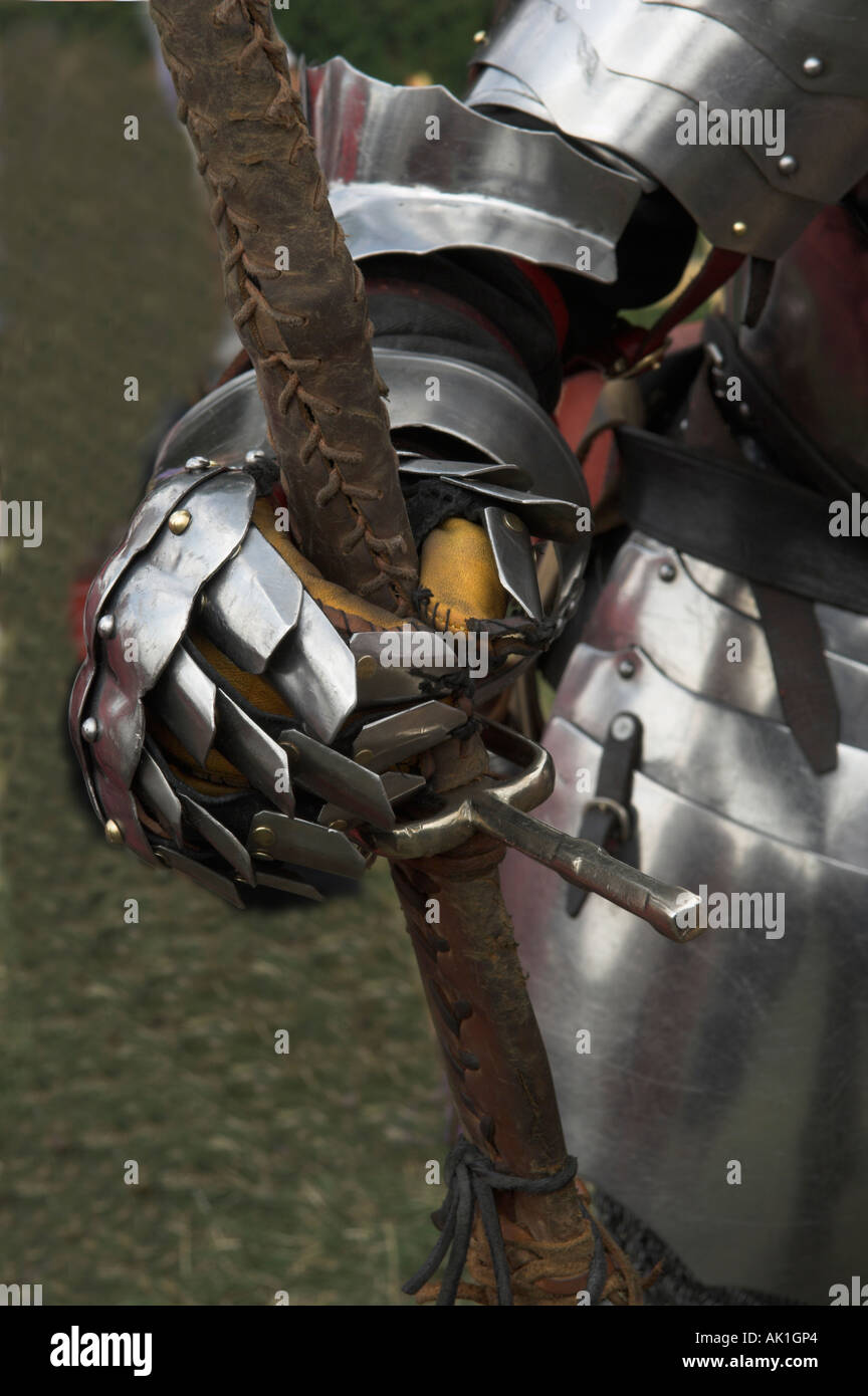 Nahaufnahme von Handschuh und Rüstungen Handschuh von Ritter Holding Waffe im mittelalterlichen reenactment Stockfoto