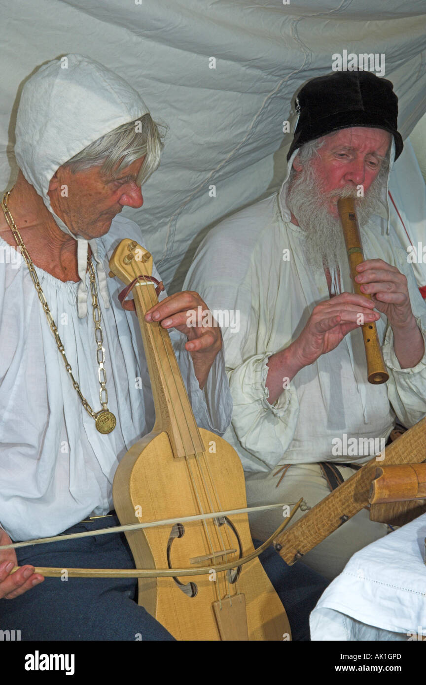 Nahaufnahme von zwei Musikern mittelalterlichen Instrumenten Geige und Recorder in historischen Kostümen im reenactment Stockfoto
