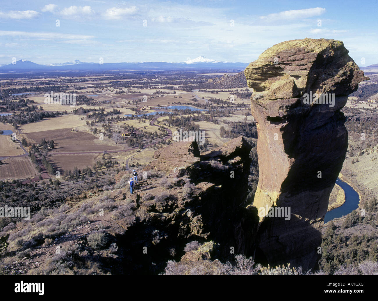 Zwei junge Wanderer genießen die Aussicht vom Affengesicht in Smith Rock State Park Stockfoto