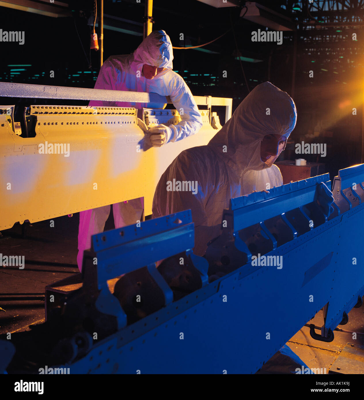 Australien. Luft- und Raumfahrt. Zwei Männer, die an der Flugzeugproduktion arbeiten. Stockfoto